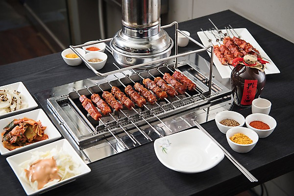 포토 JPG 술잔 반찬 술병 사람없음 중식 식당 상차림 구이 안주 기호식품 꼬치구이 소스통 숯불구이 양갈비 국내포토 음식 병_용기 잔 주류 통 상점 소스_음식 꼬치 파일형식