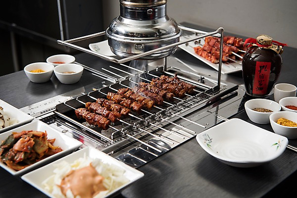 포토 JPG 접시 술잔 젓가락 반찬 술병 주류 사람없음 중식 식당 상차림 구이 안주 기호식품 꼬치구이 소스통 숯불구이 양갈비 국내포토 식기 음료 음식 병_용기 잔 수저 통 상점 소스_음식 꼬치 파일형식