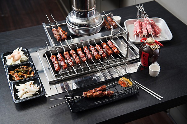 포토 JPG 술잔 반찬 술병 주류 육류 사람없음 중식 식당 꼬치 상차림 구이 안주 기호식품 꼬치구이 숯불구이 양갈비 국내포토 음료 음식 식재료 병_용기 잔 상점 파일형식