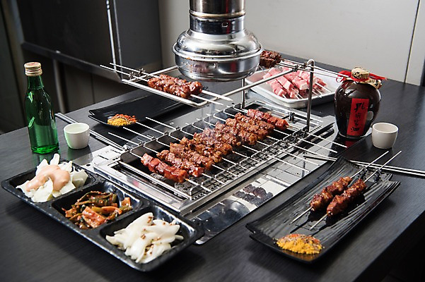 포토 JPG 술잔 반찬 술병 주류 육류 사람없음 중식 식당 상차림 구이 기호식품 꼬치구이 숯불구이 양갈비 국내포토 음료 음식 식재료 병_용기 잔 상점 꼬치 파일형식