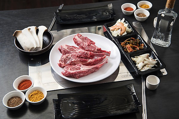 포토 JPG 음식 술잔 젓가락 반찬 술병 사람없음 중식 식당 버섯 상차림 안주 기호식품 양고기 소스통 양갈비 양고기요리 국내포토 병_용기 잔 주류 수저 통 육류 상점 소스_음식 파일형식