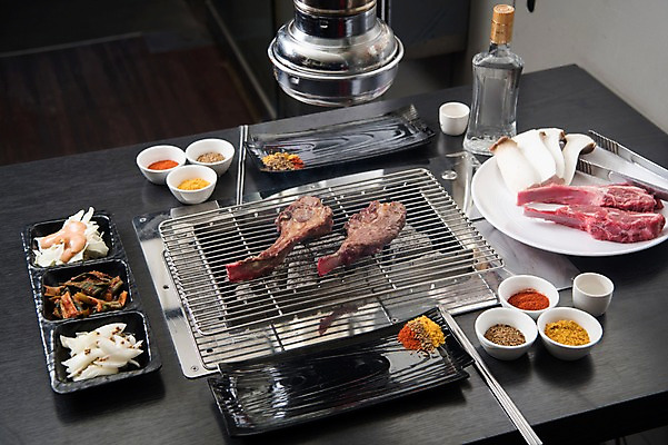 포토 JPG 젓가락 반찬 술병 주류 육류 사람없음 중식 식당 버섯 상차림 구이 안주 기호식품 소스통 숯불구이 양갈비 국내포토 음료 음식 식재료 병_용기 수저 통 상점 소스 파일형식 식기 양념