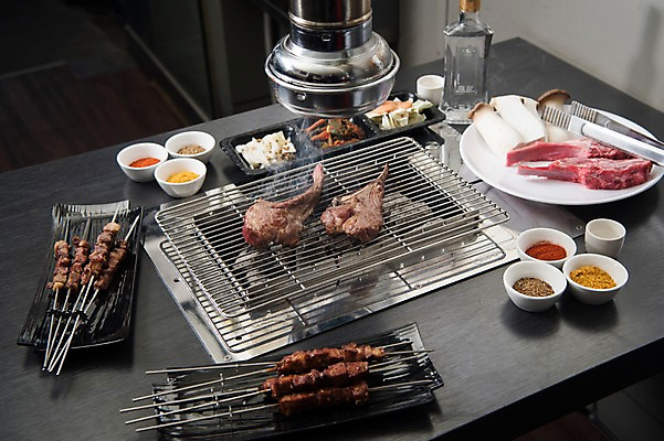 포토 JPG 음식 반찬 술병 주류 육류 사람없음 중식 식당 버섯 상차림 구이 안주 기호식품 소스통 숯불구이 양갈비 국내포토 음료 식재료 병_용기 통 상점 소스_음식 파일형식