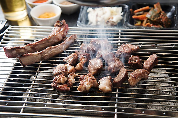 포토 JPG 음식 반찬 육류 사람없음 중식 식당 연기 구이 안주 기호식품 소스통 숯불구이 양갈비 국내포토 식재료 통 상점 소스_음식 파일형식