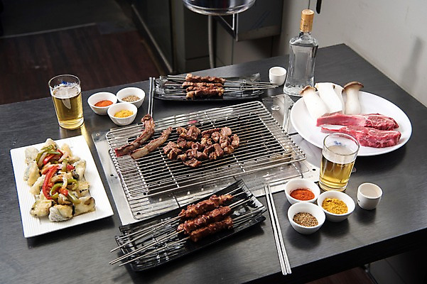 포토 JPG 음식 반찬 술병 맥주 주류 사람없음 중식 식당 버섯 상차림 안주 기호식품 양고기 소스통 양갈비 양고기요리 양꼬치 국내포토 음료 병_용기 통 육류 상점 소스_음식 파일형식