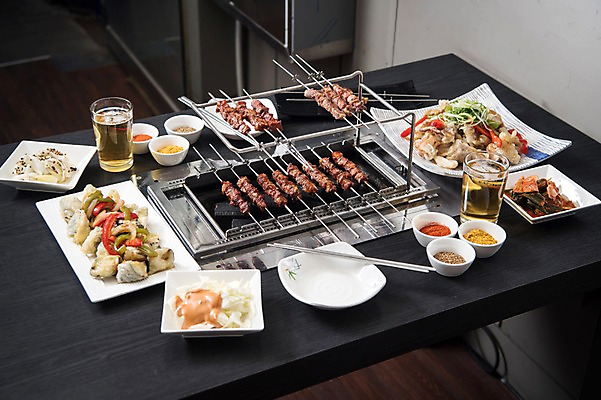 포토 JPG 접시 음식 젓가락 반찬 맥주 주류 사람없음 중식 식당 상차림 안주 기호식품 양고기 가지볶음 소스통 양고기요리 양꼬치 국내포토 식기 음료 수저 통 육류 상점 소스_음식 볶음 파일형식