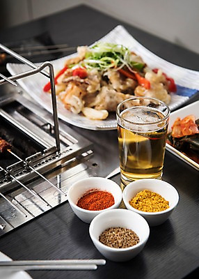 포토 JPG 음식 반찬 맥주 사람없음 중식 식당 상차림 안주 기호식품 양고기 소스통 양갈비 양고기요리 국내포토 주류 통 육류 상점 소스_음식 파일형식