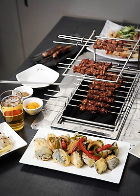 포토 JPG 음식 반찬 맥주 주류 사람없음 중식 식당 상차림 안주 기호식품 양고기 가지볶음 소스통 양갈비 양고기요리 양꼬치 국내포토 음료 통 육류 상점 소스_음식 볶음 파일형식