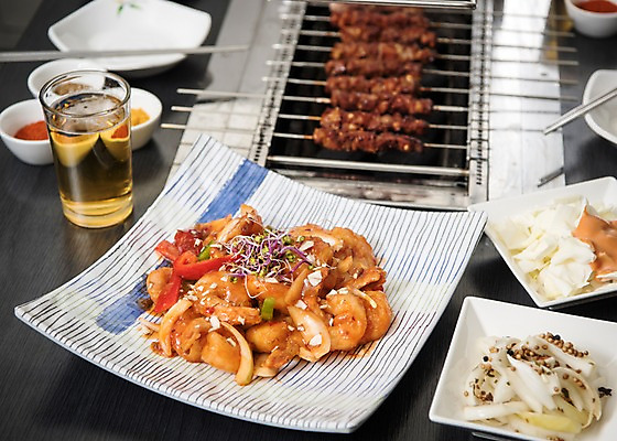 포토 JPG 음식 반찬 맥주 사람없음 중식 식당 상차림 안주 기호식품 양고기 소스통 양갈비 양고기요리 칠리새우 양꼬치 국내포토 주류 통 육류 상점 소스_음식 파일형식