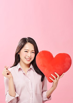 포토 JPG 스튜디오촬영 응시 여자 행복 실내 따뜻함 사랑 한명 미소 사람 상반신 20대 성인 앞모습 귀여움 한국인 하트 하트쿠션 여대생 손하트 의료성형뷰티 성인여자한명만 분홍색배경 국내포토 모양 1 시선 감정 대학생 뷰포인트 분홍색 백그라운드 컨셉 쿠션 표정 동양인 손짓 청년 내부 여자한명만 성인여자만 파일형식