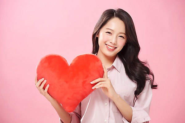 포토 JPG 스튜디오촬영 응시 여자 행복 실내 따뜻함 사랑 한명 미소 들기 사람 상반신 20대 성인 앞모습 한국인 하트 하트쿠션 여대생 의료성형뷰티 성인여자한명만 분홍색배경 국내포토 모양 1 시선 감정 대학생 뷰포인트 분홍색 백그라운드 쿠션 모션 표정 동양인 청년 내부 여자한명만 성인여자만 파일형식