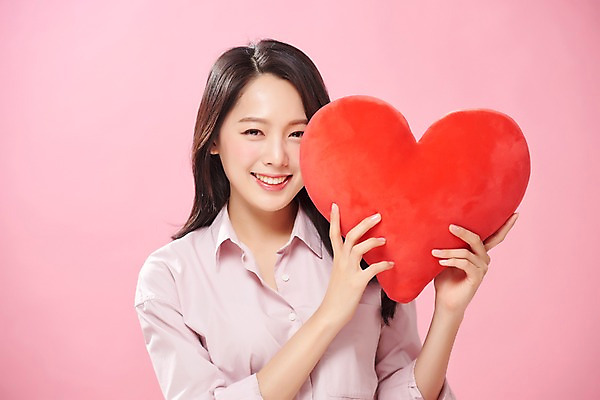 포토 JPG 스튜디오촬영 응시 여자 행복 실내 따뜻함 사랑 한명 미소 들기 사람 상반신 20대 성인 앞모습 한국인 하트 하트쿠션 여대생 의료성형뷰티 성인여자한명만 분홍색배경 국내포토 모양 1 시선 감정 대학생 뷰포인트 분홍색 백그라운드 쿠션 모션 표정 동양인 청년 내부 여자한명만 성인여자만 파일형식