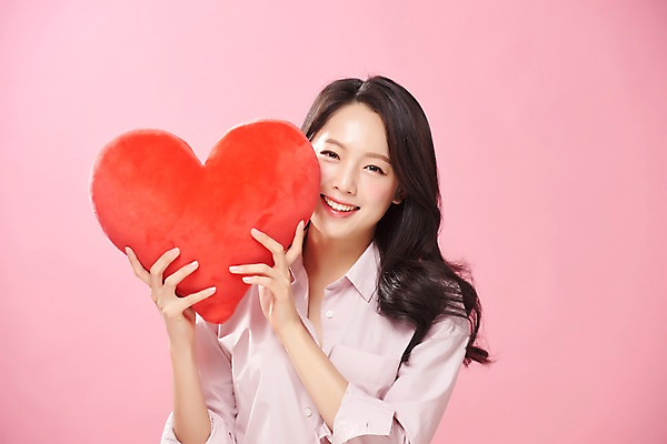 포토 JPG 스튜디오촬영 응시 여자 행복 실내 따뜻함 사랑 한명 미소 들기 사람 상반신 20대 성인 앞모습 한국인 하트 하트쿠션 여대생 의료성형뷰티 성인여자한명만 분홍색배경 국내포토 모양 1 시선 감정 대학생 뷰포인트 분홍색 백그라운드 쿠션 모션 표정 동양인 청년 내부 여자한명만 성인여자만 파일형식