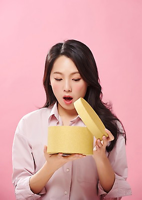 포토 JPG 스튜디오촬영 응시 여자 행복 실내 따뜻함 선물 사랑 한명 사람 상반신 20대 성인 앞모습 선물상자 놀람 한국인 오픈 여대생 의료성형뷰티 성인여자한명만 분홍색배경 국내포토 1 시선 감정 대학생 뷰포인트 분홍색 백그라운드 표정 동양인 청년 내부 상자 여자한명만 성인여자만 파일형식