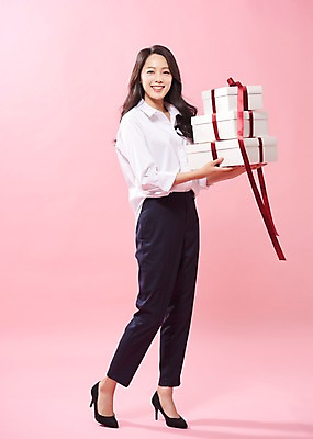 포토 JPG 스튜디오촬영 전신 응시 여자 행복 리본 실내 따뜻함 선물 사랑 한명 서기 미소 들기 사람 20대 성인 옆모습 선물상자 여러개 한국인 여대생 의료성형뷰티 성인여자한명만 분홍색배경 국내포토 1 시선 감정 대학생 뷰포인트 분홍색 다수 백그라운드 모션 표정 동양인 청년 내부 상자 여자한명만 성인여자만 파일형식