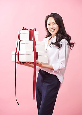 포토 JPG 스튜디오촬영 응시 여자 행복 리본 포장 실내 따뜻함 선물 사랑 한명 서기 미소 들기 사람 상반신 20대 성인 옆모습 선물상자 여러개 한국인 여대생 의료성형뷰티 성인여자한명만 분홍색배경 국내포토 1 시선 감정 대학생 뷰포인트 분홍색 다수 백그라운드 모션 표정 동양인 청년 내부 상자 여자한명만 성인여자만 파일형식