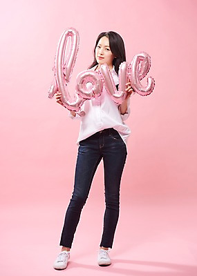 포토 JPG 스튜디오촬영 전신 알파벳 응시 여자 행복 실내 따뜻함 사랑 한명 서기 들기 사람 20대 성인 앞모습 한국인 풍선 여대생 의료성형뷰티 성인여자한명만 분홍색배경 국내포토 1 영어 시선 감정 대학생 뷰포인트 분홍색 백그라운드 모션 동양인 청년 내부 여자한명만 성인여자만 파일형식