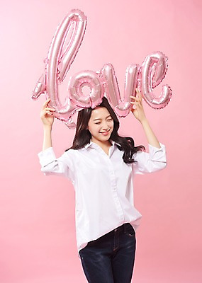 포토 JPG 스튜디오촬영 알파벳 여자 행복 분홍색 실내 따뜻함 사랑 한명 서기 미소 들기 사람 상반신 20대 성인 앞모습 한국인 즐거움 풍선 여대생 의료성형뷰티 성인여자한명만 분홍색배경 국내포토 1 영어 감정 대학생 뷰포인트 컬러 백그라운드 모션 표정 동양인 청년 내부 여자한명만 성인여자만 파일형식