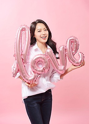 포토 JPG 스튜디오촬영 알파벳 응시 여자 행복 분홍색 실내 따뜻함 사랑 한명 서기 미소 들기 사람 상반신 20대 성인 옆모습 한국인 풍선 여대생 의료성형뷰티 성인여자한명만 분홍색배경 국내포토 1 영어 시선 감정 대학생 뷰포인트 컬러 백그라운드 모션 표정 동양인 청년 내부 여자한명만 성인여자만 파일형식