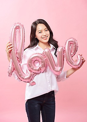 포토 JPG 스튜디오촬영 알파벳 응시 여자 행복 분홍색 실내 따뜻함 사랑 한명 미소 사람 상반신 20대 성인 앞모습 한국인 풍선 여대생 의료성형뷰티 성인여자한명만 분홍색배경 국내포토 1 영어 시선 감정 대학생 뷰포인트 컬러 백그라운드 표정 동양인 청년 내부 여자한명만 성인여자만 파일형식