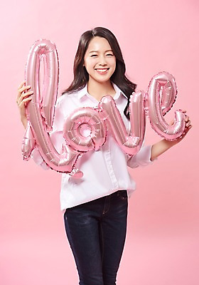 포토 JPG 스튜디오촬영 알파벳 응시 여자 행복 분홍색 실내 따뜻함 사랑 한명 서기 미소 사람 상반신 20대 성인 앞모습 한국인 즐거움 풍선 여대생 의료성형뷰티 성인여자한명만 분홍색배경 국내포토 1 영어 시선 감정 대학생 뷰포인트 컬러 백그라운드 모션 표정 동양인 청년 내부 여자한명만 성인여자만 파일형식