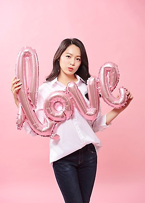 포토 JPG 스튜디오촬영 알파벳 응시 여자 행복 분홍색 실내 따뜻함 사랑 한명 서기 들기 사람 상반신 20대 성인 앞모습 한국인 풍선 여대생 의료성형뷰티 성인여자한명만 분홍색배경 국내포토 1 영어 시선 감정 대학생 뷰포인트 컬러 백그라운드 모션 동양인 청년 내부 여자한명만 성인여자만 파일형식