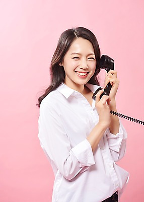 포토 JPG 스튜디오촬영 여자 행복 실내 따뜻함 사랑 한명 웃음 들기 사람 상반신 20대 성인 옆모습 한국인 즐거움 수화기 여대생 의료성형뷰티 성인여자한명만 분홍색배경 국내포토 1 감정 대학생 뷰포인트 분홍색 백그라운드 모션 표정 동양인 청년 내부 전화기 여자한명만 성인여자만 파일형식