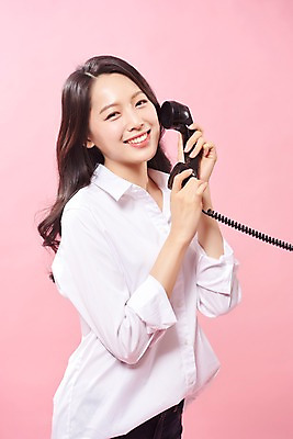 포토 JPG 스튜디오촬영 응시 여자 행복 실내 따뜻함 사랑 한명 미소 사람 상반신 20대 성인 옆모습 한국인 즐거움 수화기 여대생 의료성형뷰티 성인여자한명만 분홍색배경 국내포토 1 시선 감정 대학생 뷰포인트 분홍색 백그라운드 표정 동양인 청년 내부 전화기 여자한명만 성인여자만 파일형식