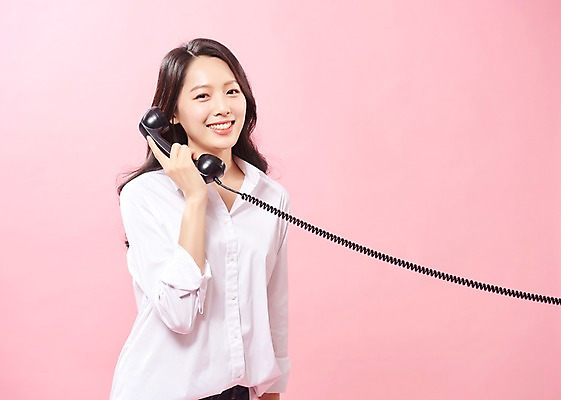 포토 JPG 스튜디오촬영 응시 여자 행복 실내 따뜻함 사랑 한명 미소 사람 상반신 20대 성인 옆모습 한국인 수화기 통화 여대생 의료성형뷰티 성인여자한명만 분홍색배경 국내포토 1 시선 감정 대학생 뷰포인트 분홍색 백그라운드 모션 표정 동양인 청년 내부 전화기 여자한명만 성인여자만 파일형식