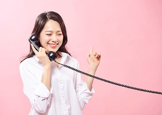 포토 JPG 스튜디오촬영 여자 행복 실내 따뜻함 사랑 한명 미소 사람 상반신 20대 성인 앞모습 한국인 즐거움 수화기 통화 여대생 의료성형뷰티 성인여자한명만 분홍색배경 국내포토 1 감정 대학생 뷰포인트 분홍색 백그라운드 모션 표정 동양인 청년 내부 전화기 여자한명만 성인여자만 파일형식