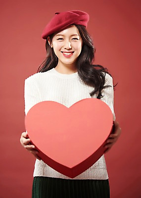 포토 JPG 스튜디오촬영 응시 여자 행복 실내 따뜻함 사랑 한명 미소 들기 사람 상반신 20대 성인 앞모습 선물상자 상자 한국인 하트 여대생 베레모 빨간배경 의료성형뷰티 성인여자한명만 국내포토 모양 모자_잡화 1 시선 감정 대학생 뷰포인트 백그라운드 모션 표정 선물 동양인 청년 내부 빨간색 여자한명만 성인여자만 파일형식