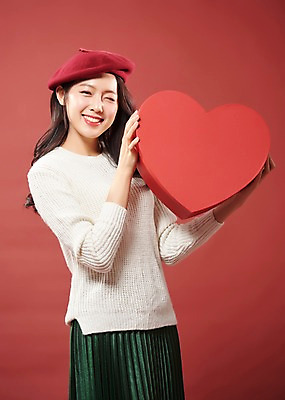 포토 JPG 스튜디오촬영 여자 행복 실내 따뜻함 사랑 윙크 한명 미소 들기 사람 상반신 20대 성인 옆모습 선물상자 상자 한국인 하트 여대생 베레모 빨간배경 의료성형뷰티 성인여자한명만 국내포토 모양 모자_잡화 1 감정 대학생 뷰포인트 백그라운드 모션 표정 선물 동양인 청년 내부 빨간색 여자한명만 성인여자만 파일형식
