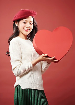 포토 JPG 스튜디오촬영 응시 여자 행복 실내 따뜻함 사랑 한명 미소 들기 사람 상반신 20대 성인 옆모습 선물상자 상자 한국인 하트 여대생 베레모 빨간배경 의료성형뷰티 성인여자한명만 국내포토 모양 모자_잡화 1 시선 감정 대학생 뷰포인트 백그라운드 모션 표정 선물 동양인 청년 내부 빨간색 여자한명만 성인여자만 파일형식