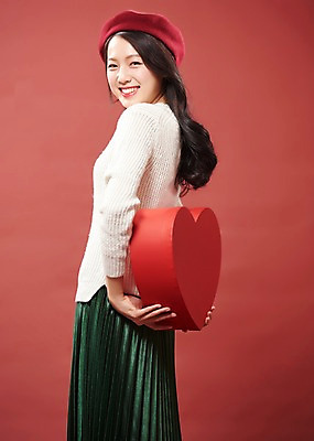포토 JPG 스튜디오촬영 응시 여자 행복 실내 따뜻함 사랑 한명 미소 사람 상반신 20대 성인 옆모습 선물상자 상자 한국인 하트 여대생 베레모 빨간배경 의료성형뷰티 성인여자한명만 국내포토 모양 모자_잡화 1 시선 감정 대학생 뷰포인트 백그라운드 표정 선물 동양인 청년 내부 빨간색 여자한명만 성인여자만 파일형식