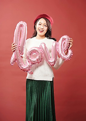 포토 JPG 스튜디오촬영 알파벳 응시 여자 행복 분홍색 실내 따뜻함 사랑 한명 미소 들기 사람 상반신 20대 성인 앞모습 한국인 풍선 여대생 베레모 빨간배경 의료성형뷰티 성인여자한명만 국내포토 모자_잡화 1 영어 시선 감정 대학생 뷰포인트 컬러 백그라운드 모션 표정 동양인 청년 내부 빨간색 여자한명만 성인여자만 파일형식