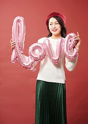 포토 JPG 스튜디오촬영 알파벳 응시 여자 행복 분홍색 실내 따뜻함 사랑 한명 들기 사람 상반신 20대 성인 앞모습 한국인 풍선 여대생 베레모 빨간배경 의료성형뷰티 성인여자한명만 국내포토 모자_잡화 1 영어 시선 감정 대학생 뷰포인트 컬러 백그라운드 모션 동양인 청년 내부 빨간색 여자한명만 성인여자만 파일형식