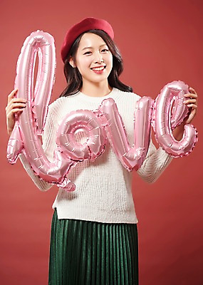 포토 JPG 스튜디오촬영 알파벳 응시 여자 행복 분홍색 실내 따뜻함 사랑 한명 미소 들기 사람 상반신 20대 성인 앞모습 한국인 풍선 여대생 베레모 빨간배경 의료성형뷰티 성인여자한명만 국내포토 모자_잡화 1 영어 시선 감정 대학생 뷰포인트 컬러 백그라운드 모션 표정 동양인 청년 내부 빨간색 여자한명만 성인여자만 파일형식