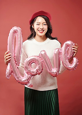 포토 JPG 스튜디오촬영 알파벳 응시 여자 행복 분홍색 실내 따뜻함 사랑 한명 웃음 들기 사람 상반신 20대 성인 앞모습 한국인 즐거움 풍선 여대생 베레모 빨간배경 의료성형뷰티 성인여자한명만 국내포토 모자_잡화 1 영어 시선 감정 대학생 뷰포인트 컬러 백그라운드 모션 표정 동양인 청년 내부 빨간색 여자한명만 성인여자만 파일형식