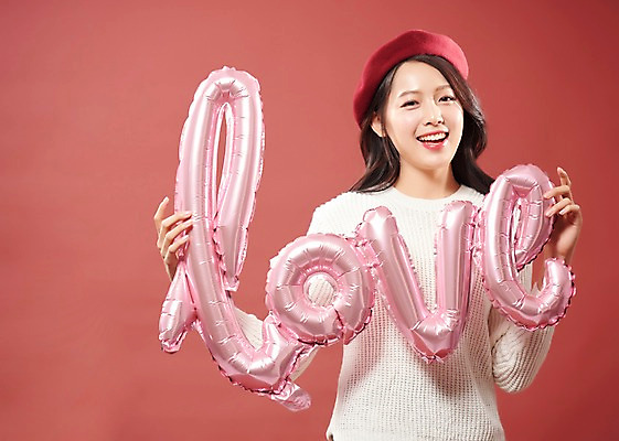 포토 JPG 스튜디오촬영 응시 여자 행복 분홍색 실내 따뜻함 사랑 한명 미소 들기 사람 상반신 20대 성인 앞모습 한국인 풍선 여대생 베레모 빨간배경 의료성형뷰티 성인여자한명만 국내포토 모자_잡화 1 시선 감정 대학생 뷰포인트 컬러 백그라운드 모션 표정 동양인 청년 내부 빨간색 여자한명만 성인여자만 파일형식