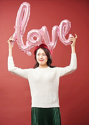 포토 JPG 스튜디오촬영 알파벳 응시 여자 행복 분홍색 실내 따뜻함 사랑 한명 미소 사람 상반신 20대 성인 앞모습 한국인 풍선 여대생 베레모 빨간배경 의료성형뷰티 성인여자한명만 국내포토 모자_잡화 1 영어 시선 감정 대학생 뷰포인트 컬러 백그라운드 표정 동양인 청년 내부 빨간색 여자한명만 성인여자만 파일형식