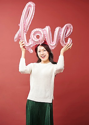 포토 JPG 스튜디오촬영 알파벳 응시 여자 행복 분홍색 실내 따뜻함 사랑 한명 미소 들기 사람 상반신 20대 성인 앞모습 한국인 즐거움 풍선 여대생 베레모 빨간배경 의료성형뷰티 성인여자한명만 국내포토 모자_잡화 1 영어 시선 감정 대학생 뷰포인트 컬러 백그라운드 모션 표정 동양인 청년 내부 빨간색 여자한명만 성인여자만 파일형식