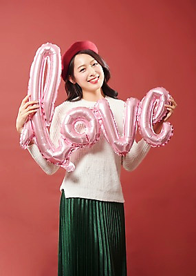 포토 JPG 스튜디오촬영 알파벳 응시 여자 행복 실내 따뜻함 사랑 한명 미소 들기 사람 상반신 20대 성인 앞모습 한국인 풍선 여대생 베레모 빨간배경 의료성형뷰티 성인여자한명만 국내포토 모자_잡화 1 영어 시선 감정 대학생 뷰포인트 백그라운드 모션 표정 동양인 청년 내부 빨간색 여자한명만 성인여자만 파일형식