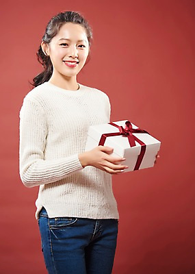 포토 JPG 스튜디오촬영 응시 여자 행복 리본 실내 따뜻함 선물 사랑 한명 미소 들기 사람 상반신 20대 성인 옆모습 선물상자 한국인 여대생 빨간배경 의료성형뷰티 성인여자한명만 국내포토 1 시선 감정 대학생 뷰포인트 백그라운드 모션 표정 동양인 청년 내부 빨간색 상자 여자한명만 성인여자만 파일형식