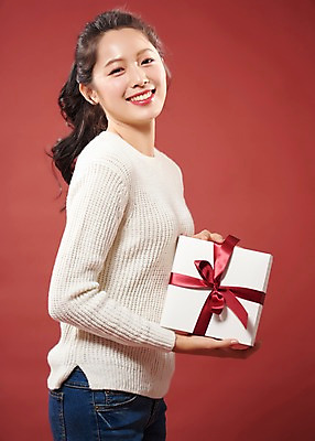 포토 JPG 스튜디오촬영 응시 여자 행복 리본 포장 실내 따뜻함 선물 사랑 한명 미소 들기 사람 상반신 20대 성인 옆모습 선물상자 한국인 여대생 빨간배경 의료성형뷰티 성인여자한명만 국내포토 1 시선 감정 대학생 뷰포인트 백그라운드 모션 표정 동양인 청년 내부 빨간색 상자 여자한명만 성인여자만 파일형식