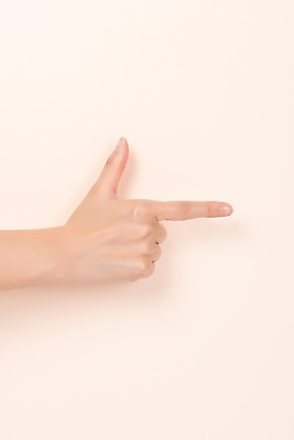 포토 JPG 스튜디오촬영 커뮤니케이션 한손 실내 누끼 손짓 한글 신체부위 복지 자음 소통 니은 의사소통 지문자 청각장애인 분홍색배경 국내포토 문자 손 분홍색 백그라운드 컨셉 모션 사람 내부 장애인 사회이슈 수화 파일형식