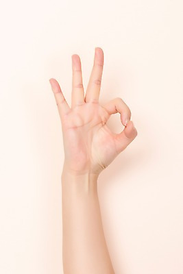 포토 JPG 스튜디오촬영 커뮤니케이션 한손 실내 누끼 손짓 한글 신체부위 복지 자음 소통 의사소통 이응 지문자 청각장애인 분홍색배경 국내포토 문자 손 분홍색 백그라운드 컨셉 모션 사람 내부 장애인 사회이슈 수화 파일형식