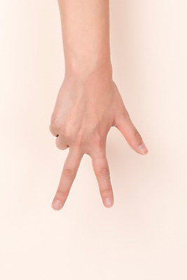 포토 JPG 스튜디오촬영 커뮤니케이션 한손 실내 누끼 손짓 한글 신체부위 복지 자음 소통 의사소통 지읒 지문자 청각장애인 분홍색배경 국내포토 문자 손 분홍색 백그라운드 컨셉 모션 사람 내부 장애인 사회이슈 수화 파일형식