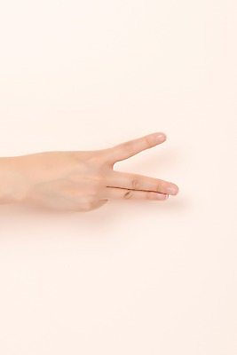 포토 JPG 스튜디오촬영 커뮤니케이션 한손 실내 누끼 손짓 한글 신체부위 복지 자음 소통 의사소통 티읕 지문자 청각장애인 분홍색배경 국내포토 문자 손 분홍색 백그라운드 컨셉 모션 사람 내부 장애인 사회이슈 수화 파일형식