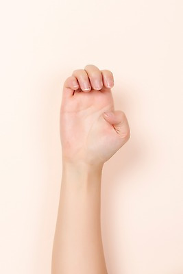 포토 JPG 스튜디오촬영 커뮤니케이션 한손 실내 누끼 손짓 한글 신체부위 복지 자음 소통 의사소통 피읖 지문자 청각장애인 분홍색배경 국내포토 문자 손 분홍색 백그라운드 컨셉 모션 사람 내부 장애인 사회이슈 수화 파일형식