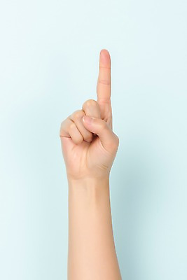 포토 JPG 스튜디오촬영 커뮤니케이션 한손 실내 누끼 손짓 한글 신체부위 복지 파란배경 모음 소통 의사소통 지문자 청각장애인 ㅏ 국내포토 문자 손 백그라운드 컨셉 모션 사람 내부 파란색 장애인 사회이슈 수화 파일형식 단모음